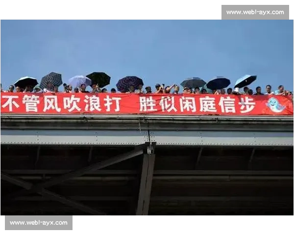 雨幕中的泳者：拥抱自然的清凉仪式